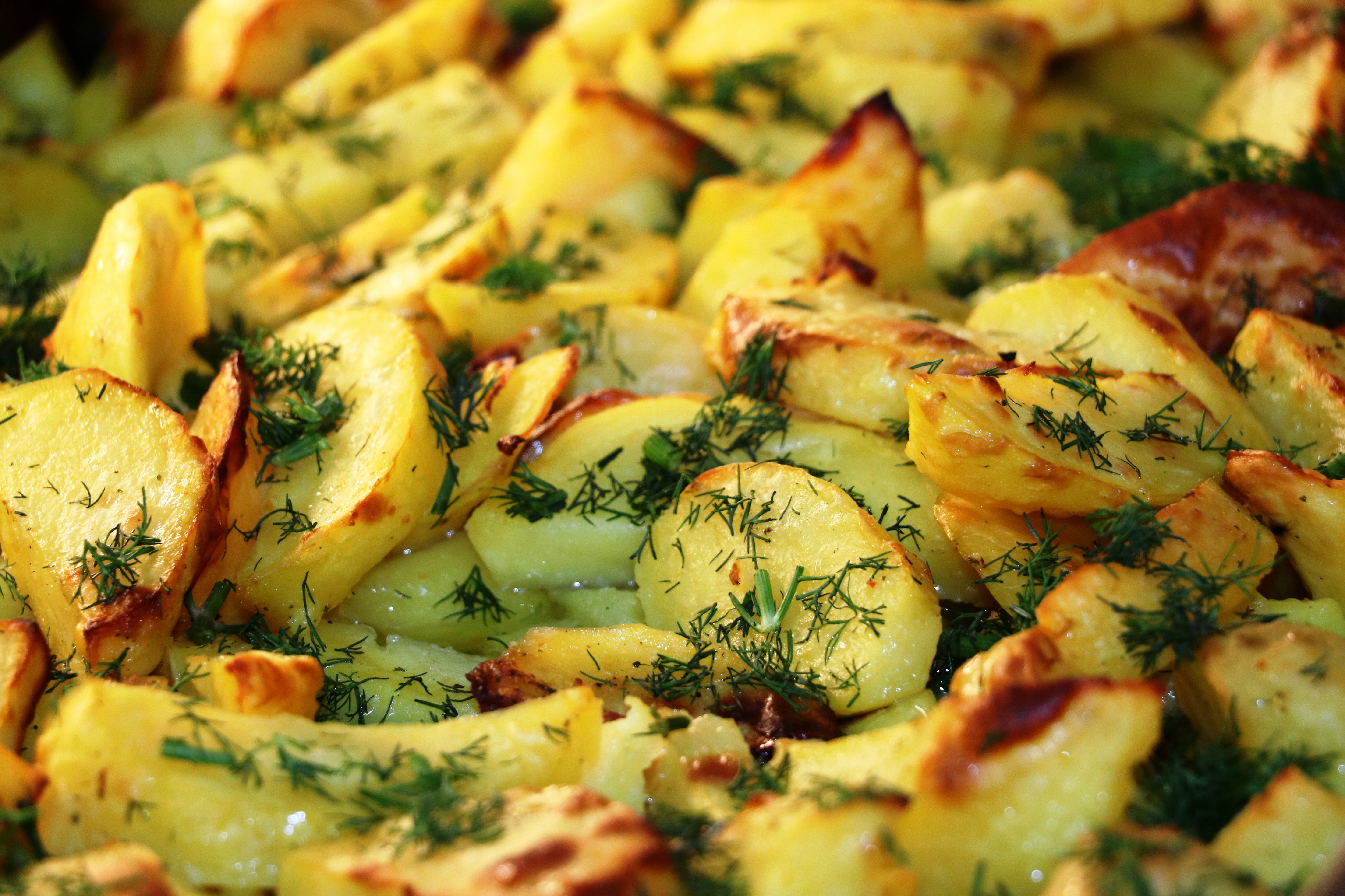 Картофи с копър и чесън, запечени на фурна